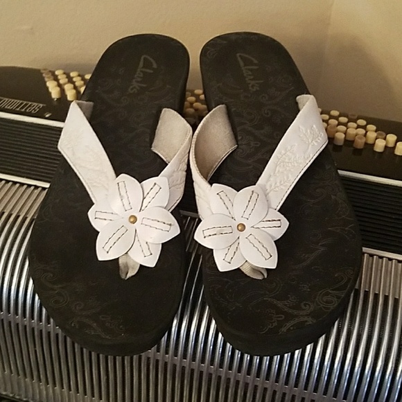 clarks flip flops flower